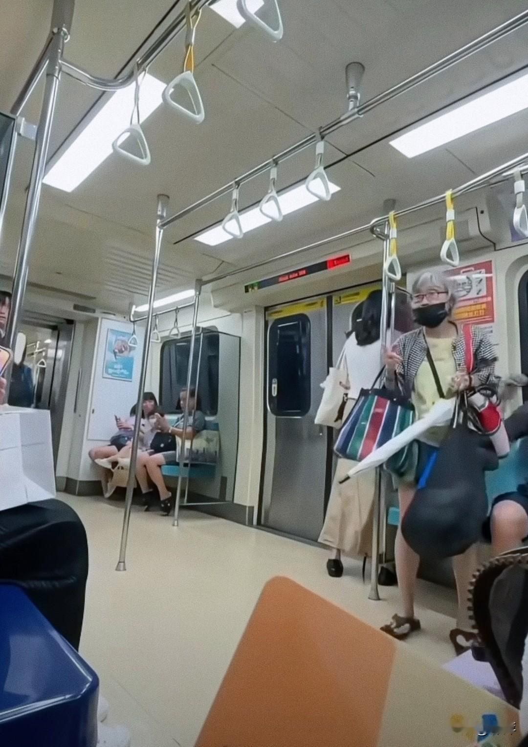 近日，台湾地铁上发生惊人一幕。一位老太太走进车厢，无视众多空位，径直要求一位坐在