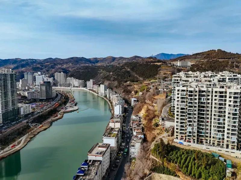陕西一婚礼当天新郎跳河失踪。4日，旬阳市政府新闻办通报：2025年10月3日，2
