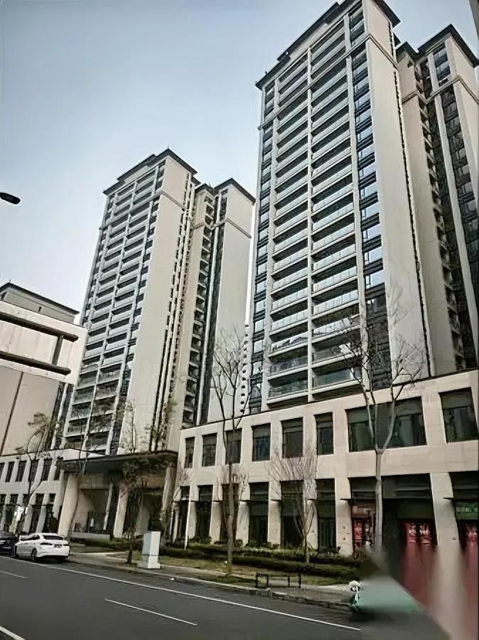 中介最近失眠的次数，比房东还多。不是因为赚太少——是怕彻底赚不到。以前月