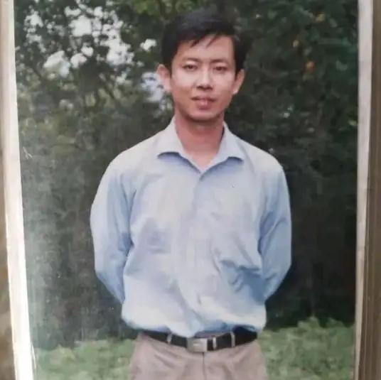 “我宁死也不道歉！”2019年，在乡镇执教19年优秀教师，亲吻自己儿女后，来到长