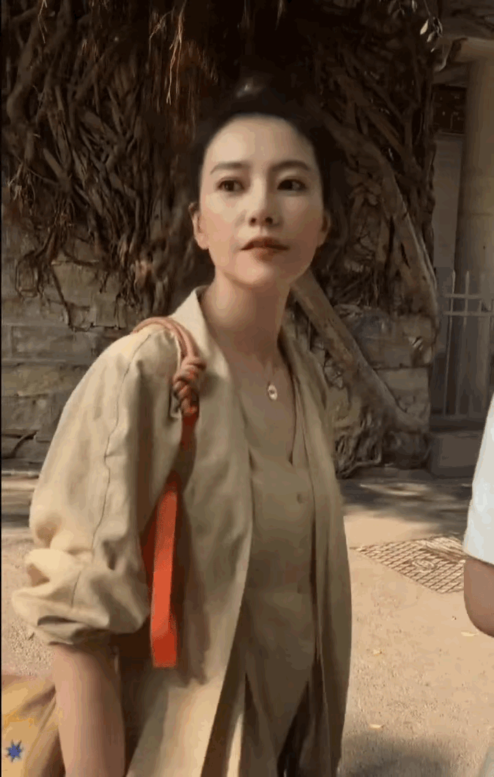 高圆圆都已经46岁了，怎么还像一个年轻少女一样灵动，这一点确实令人咋舌！