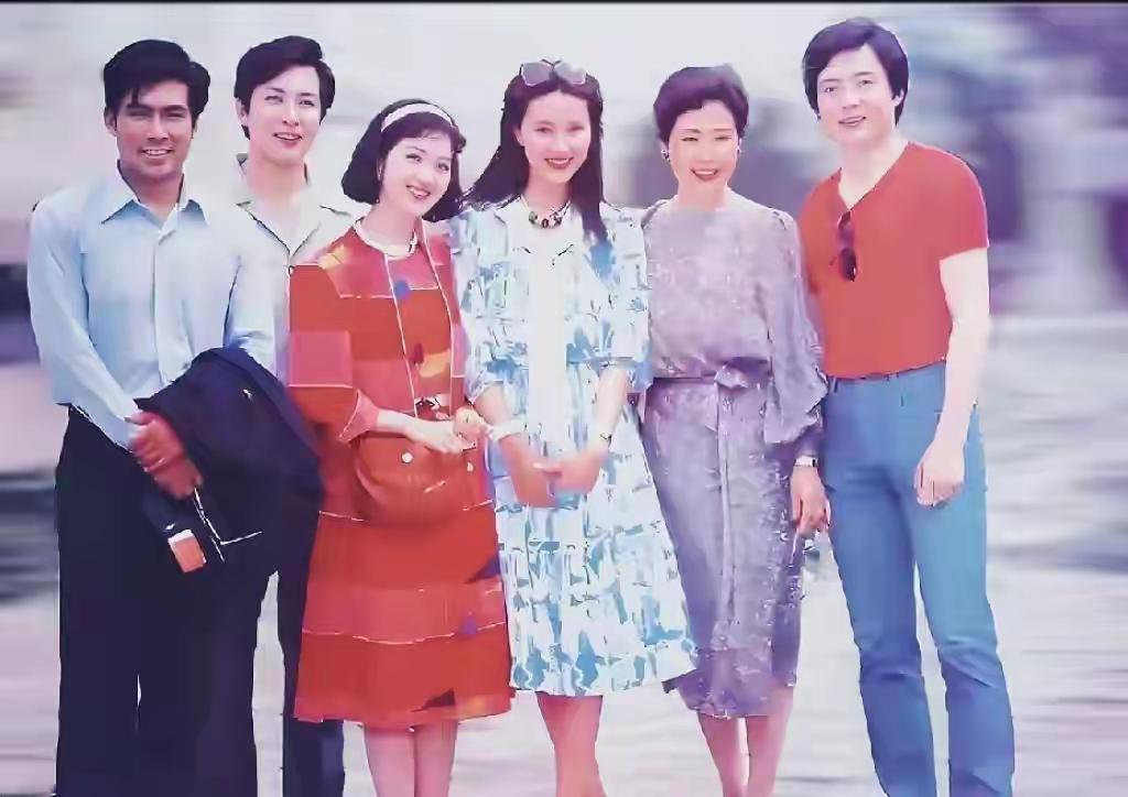 六位老牌明星齐聚，你能叫出全部名字吗？年轻人认出3个就算厉害能集齐这六位的合影