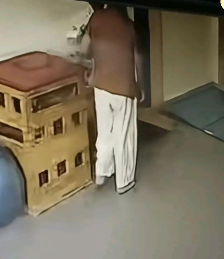 奶奶带着孩子在早教中心玩，结果孩子不小心将头碰伤，妈妈说缝合十几针，心疼死了，