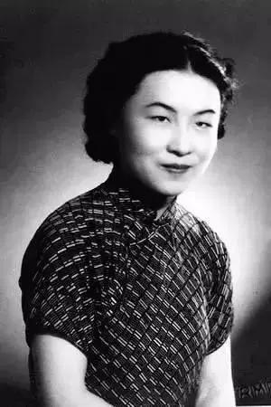 杨绛先生有段话，道尽了感情最真实的真相：“去纠缠一个你爱的人，不如回头接受一个