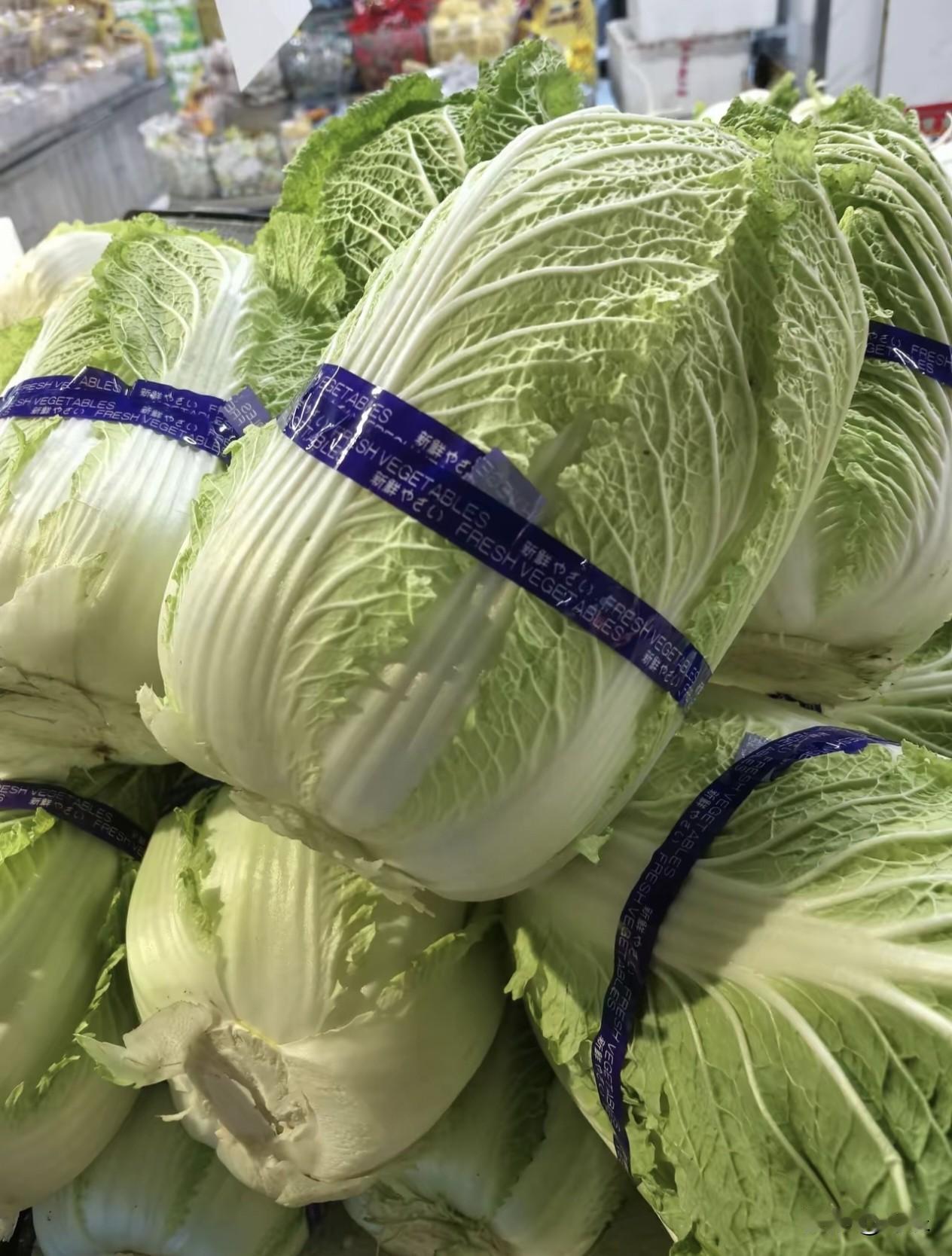 早上去超市买菜，大白菜搞活动。服务员大喊：“不能扒帮，不能扒帮。”一位老太太