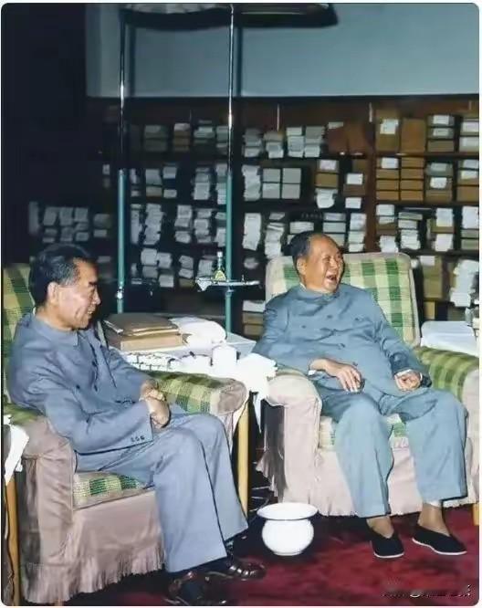 过去，贵宾室里痰盂极为常见。上世纪60-70年代，鎏金边搪瓷痰盂常出现在照片