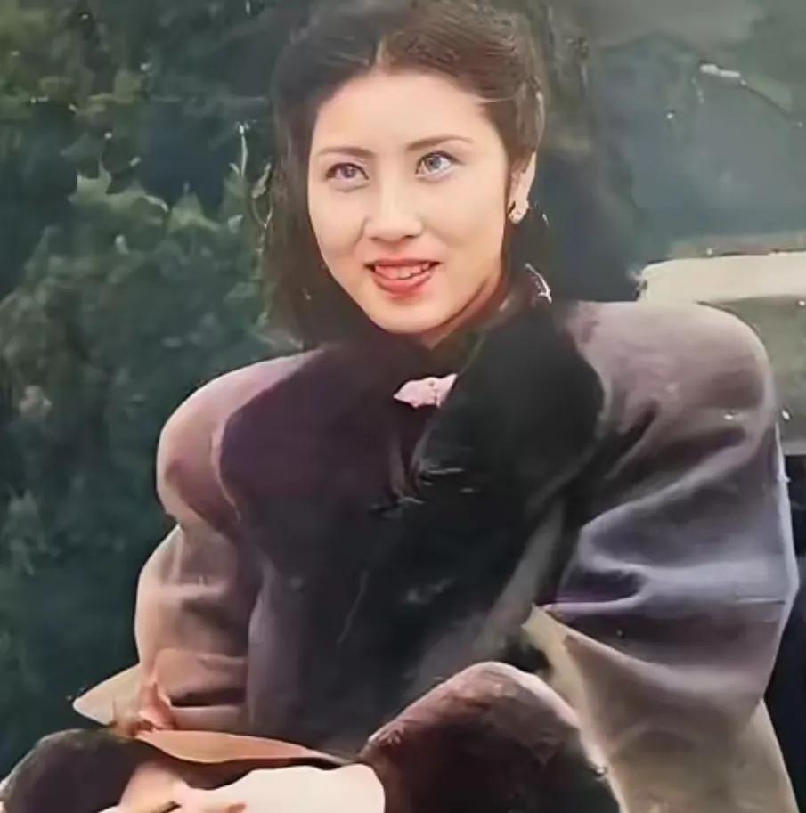 民国女子王玉龄有着跌宕的人生经历，她十九岁时因丈夫张灵甫离世，年纪轻轻便守寡。寡