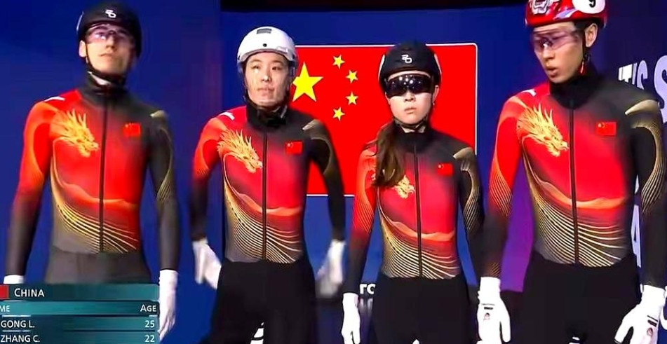 孙龙又摔了。还是那个弯道，还是最后时刻。左冰刀突然“咔”一声卡住，他身体一