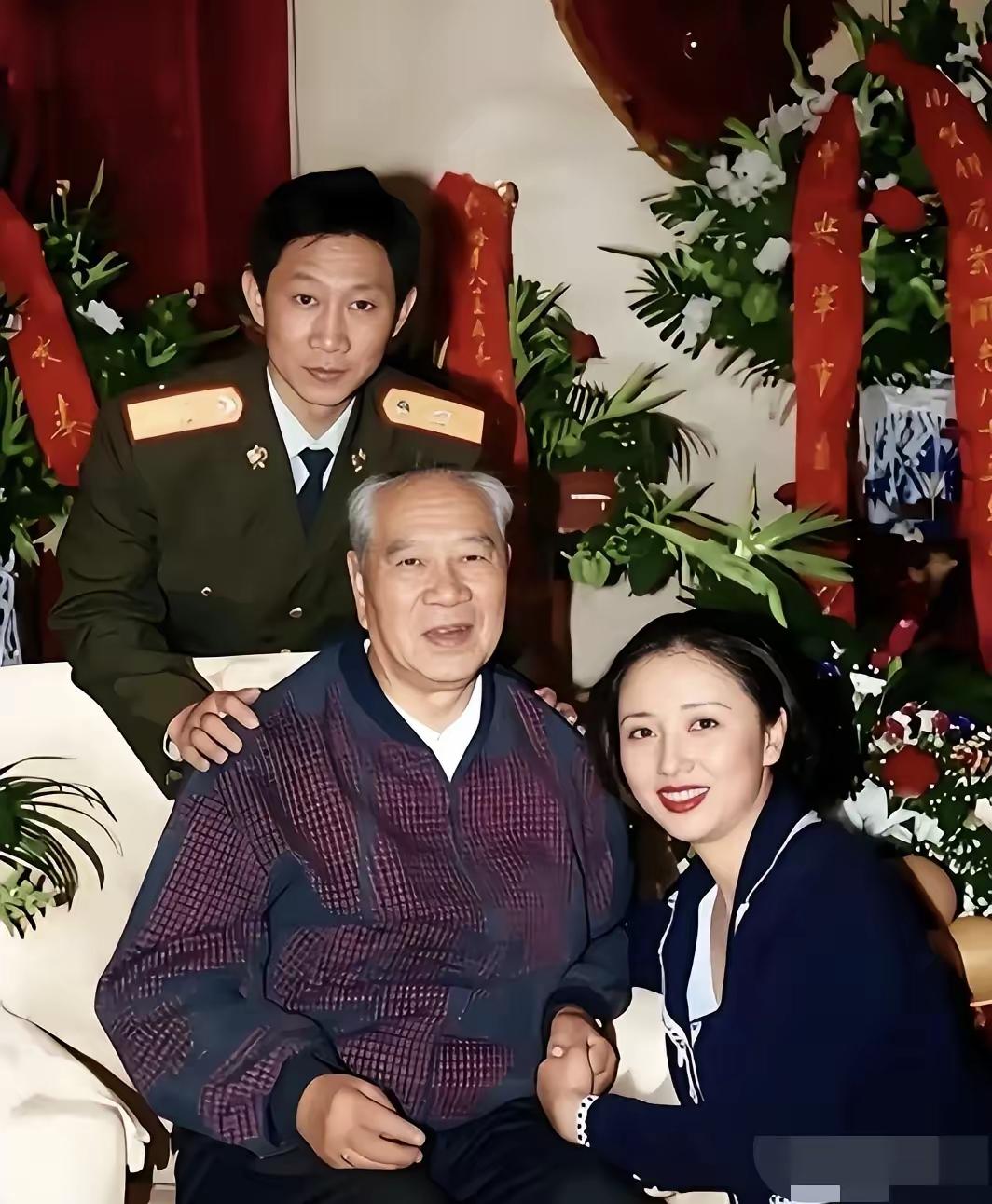1999年，开国上将杨成武85岁寿辰当天，和儿子杨东明、儿媳秦婉江合影。杨东