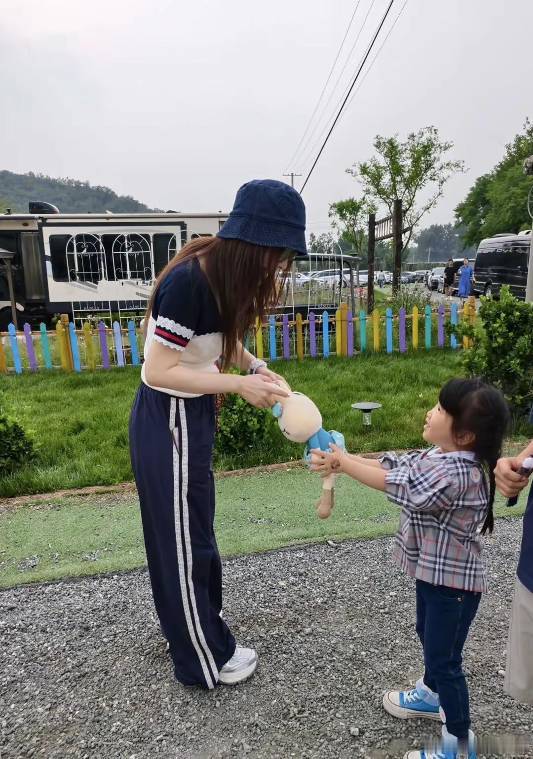 贾乃亮李小璐带女儿去公园，12岁甜馨染了棕发，和爸爸一起玩游戏​​​