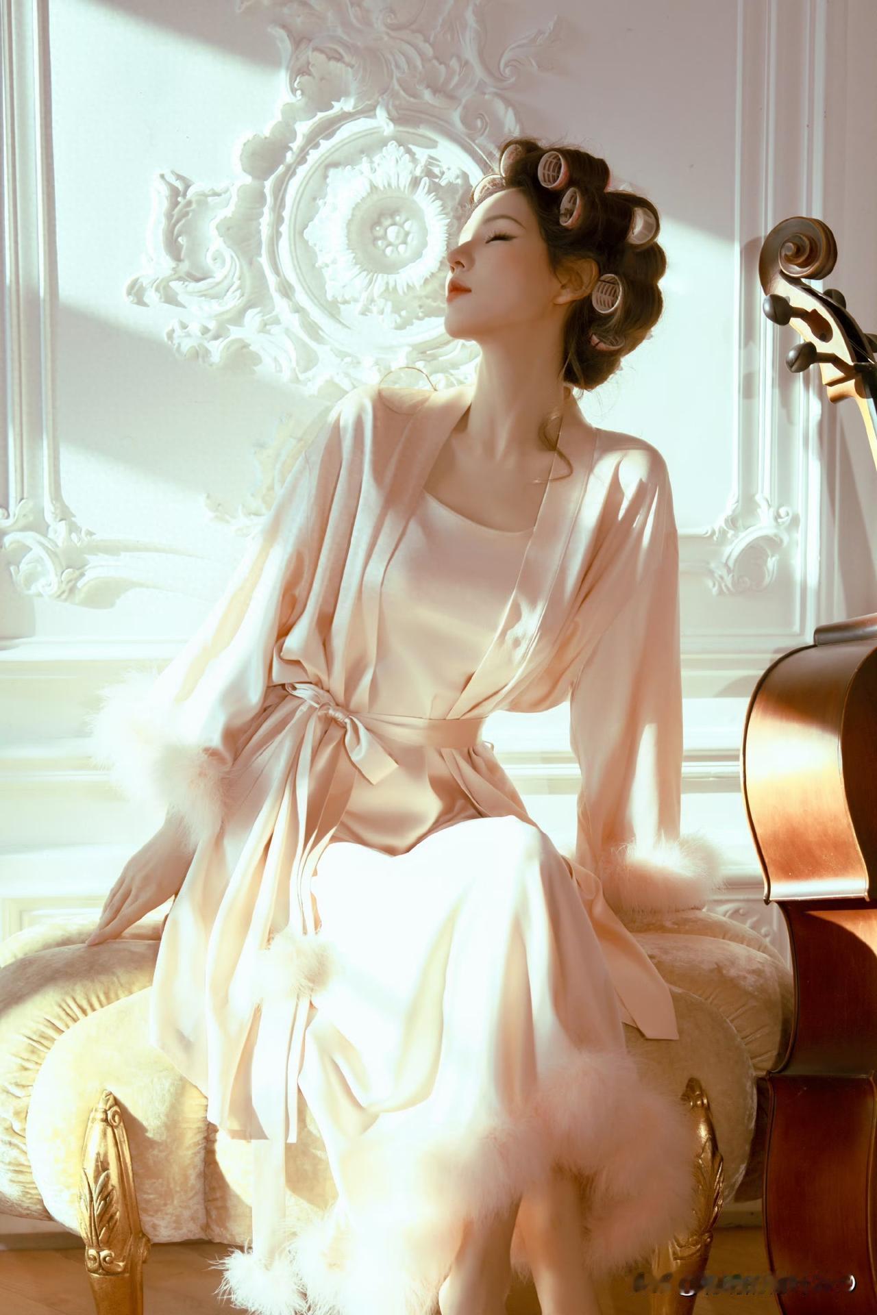 张予曦迎来自己的生日，生日这天她晒出一组生日写真，身穿丝滑睡衣的她看上去又纯又欲