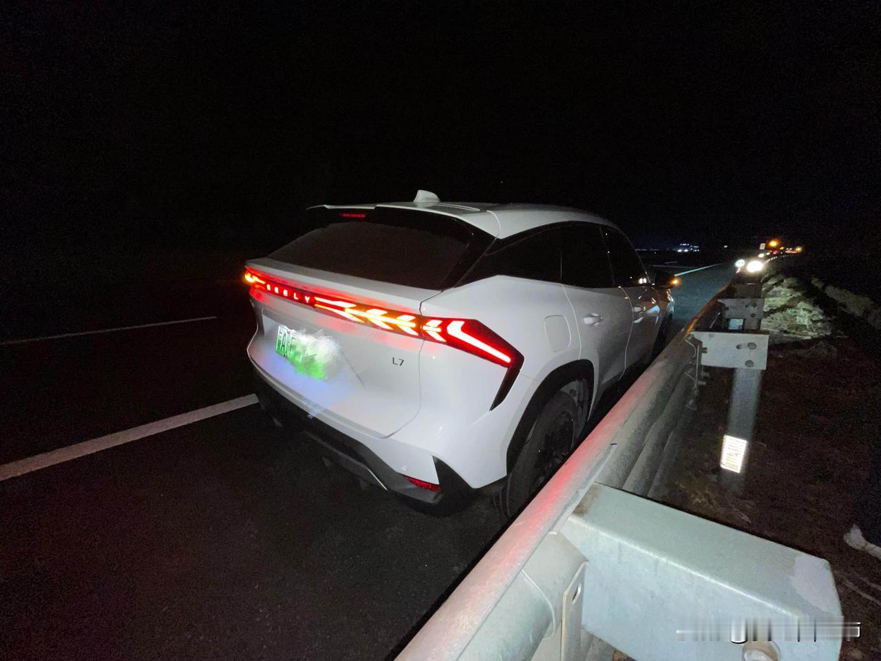 人生第一次在高速爆胎我和朋友从广州自驾去郴州玩，结果在广连高速上不知道压到什么