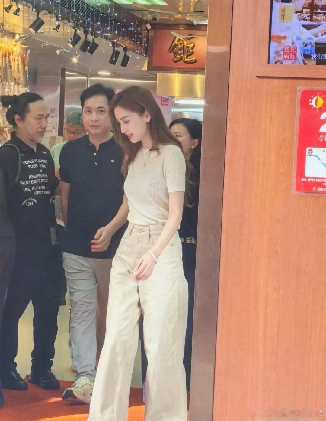 明星确实不一样啊，baby真的好白好瘦好漂亮