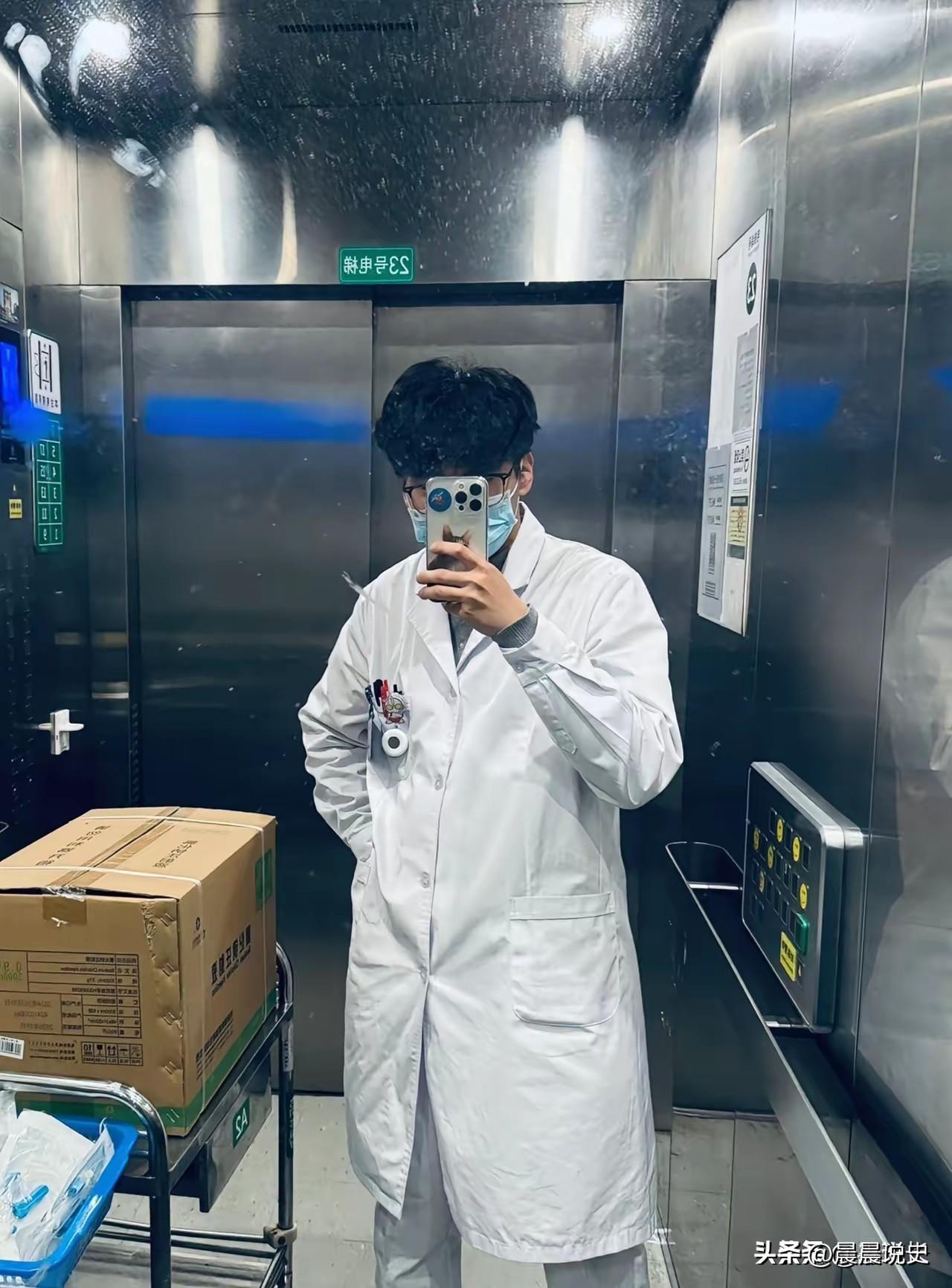 三甲医院男护士真实待遇曝光，看似安稳，背后的辛苦很少有人懂我儿子医科大学护