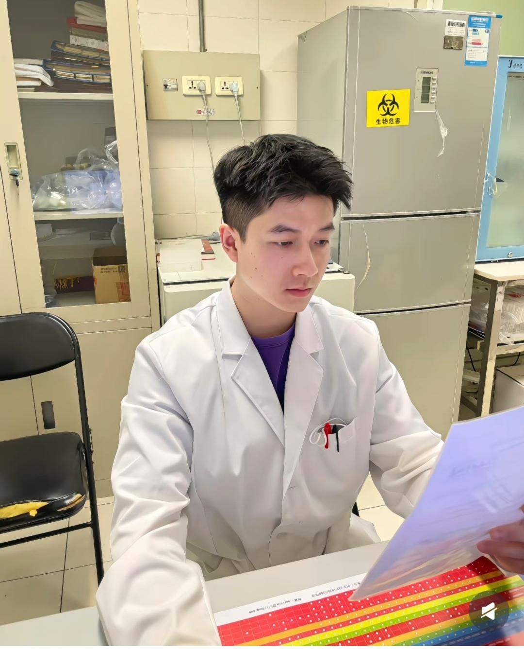 去北京看儿子，真是让我开了眼。儿子是医学博士，在北京三甲医院工作，收入不低，但花