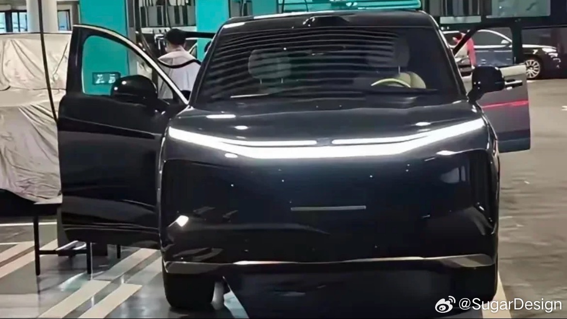 比亚迪大唐黑色版本曝光。哦？你也有大饼轮？