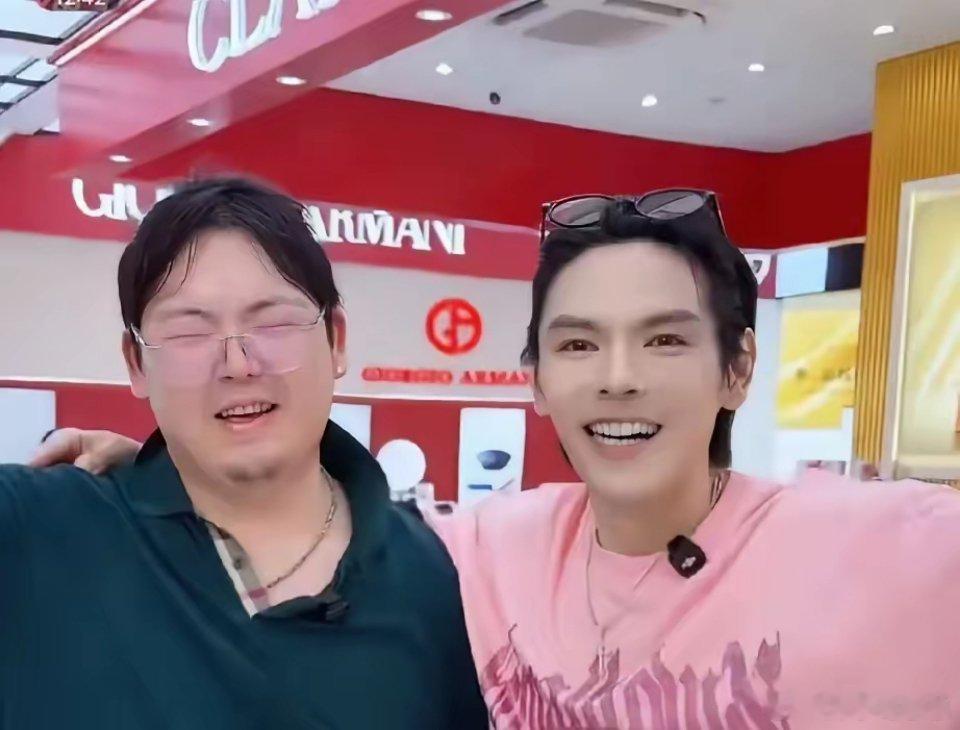 向佐与向佑同框，向佑一如既往地敦实憨厚，向佐还是相当聪明的，营销策略清晰，每一步