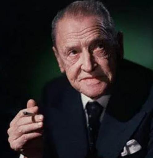 毛姆说：找个穷人结婚，你就得承担他的无知、债务、灾难，还有他一切的糟糕思维。别忘