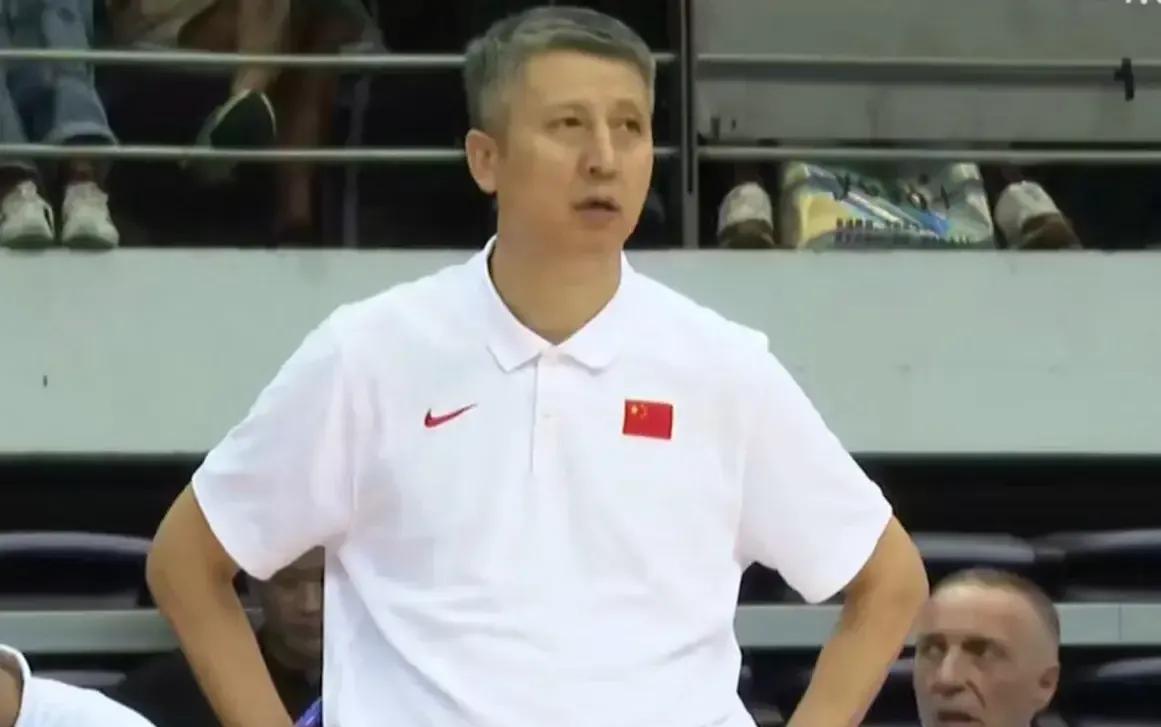 “菜鸡互啄”！今晚中国男篮75-72险胜波黑男篮，热身赛双杀对手！既便如此，球迷