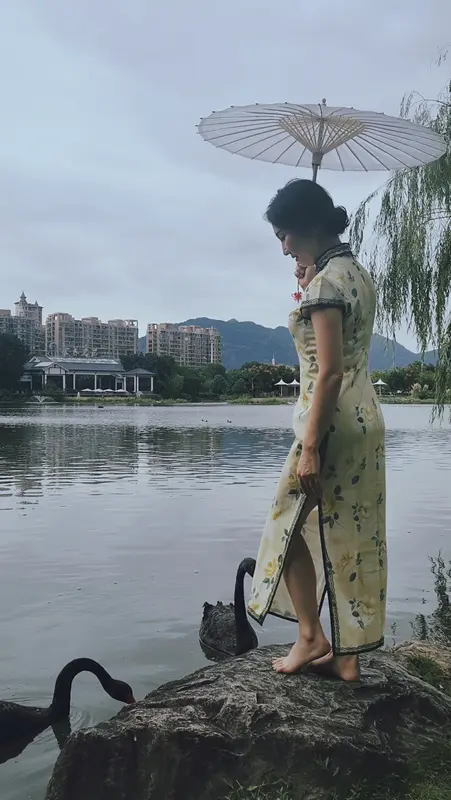 我见过世间最性感的女生，一是古装旗袍小姐姐，一是柳岩。穿旗袍的小姐姐...