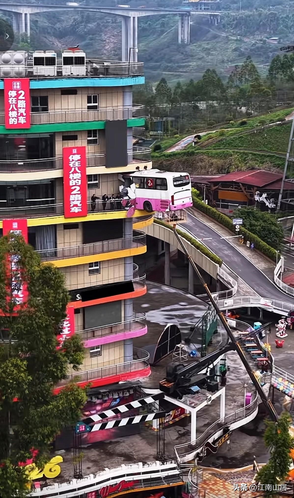 停在八楼的2路汽车，在这栋楼里，具象化了。刚开始，我还以为，是公交车，不小心开进