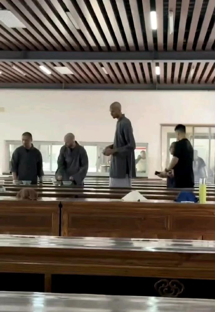 美媒说文班亚马在少林寺进行10天修行！网友曝光他把头发剃了，这不比speed更