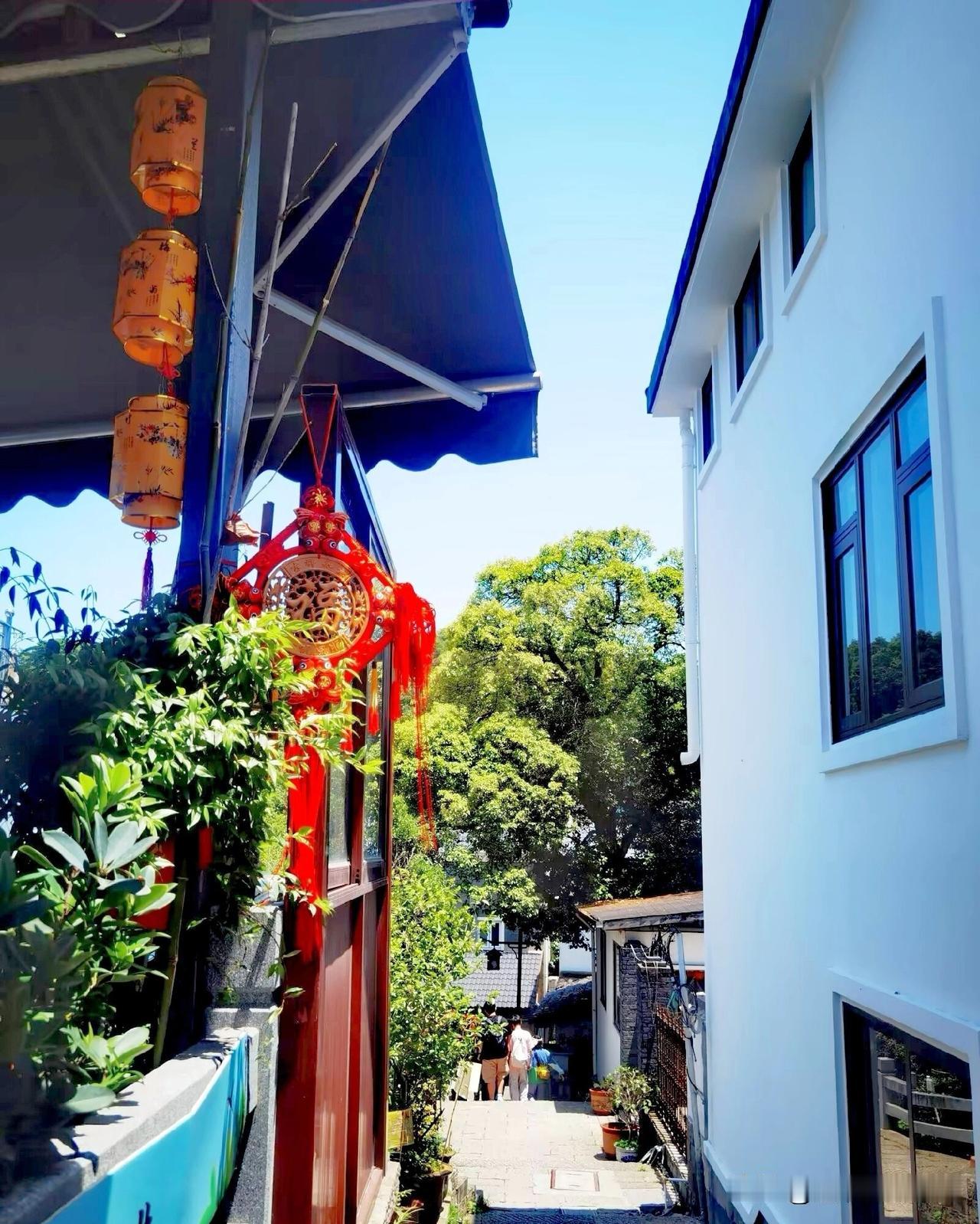 杭州西湖群山“十里琅珰〞是杭州西湖经典的爬山徒步线路，从九溪入口钱塘江畔开始一路