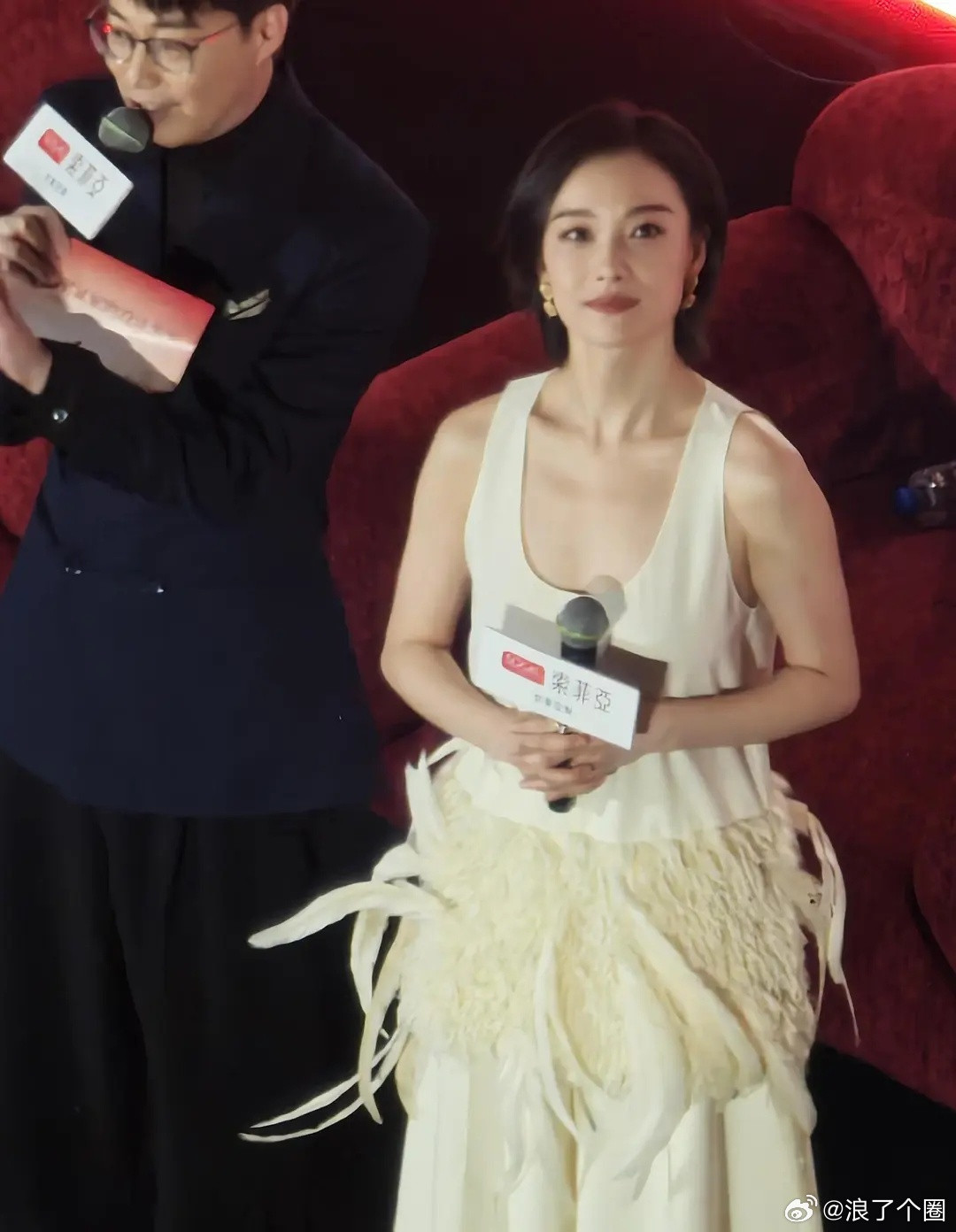 倪妮现在出席活动的服装和妆造很随意，头发不都弄一下，这衣服如果没有羽毛就像一件睡