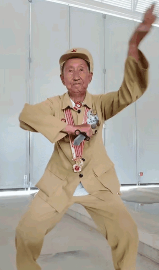 军魂不灭！百岁老英雄，传授志愿军肉搏杀敌绝技！老英雄一招一式，传授两个诀窍！