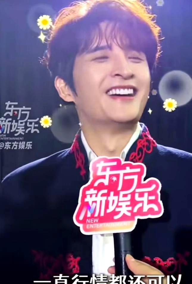 话筒怼到脸前被问0713谁最帅，张远咧嘴一笑：“除了我，都帅。”紧接着记者又挖了个坑：“唯一歌王是谁