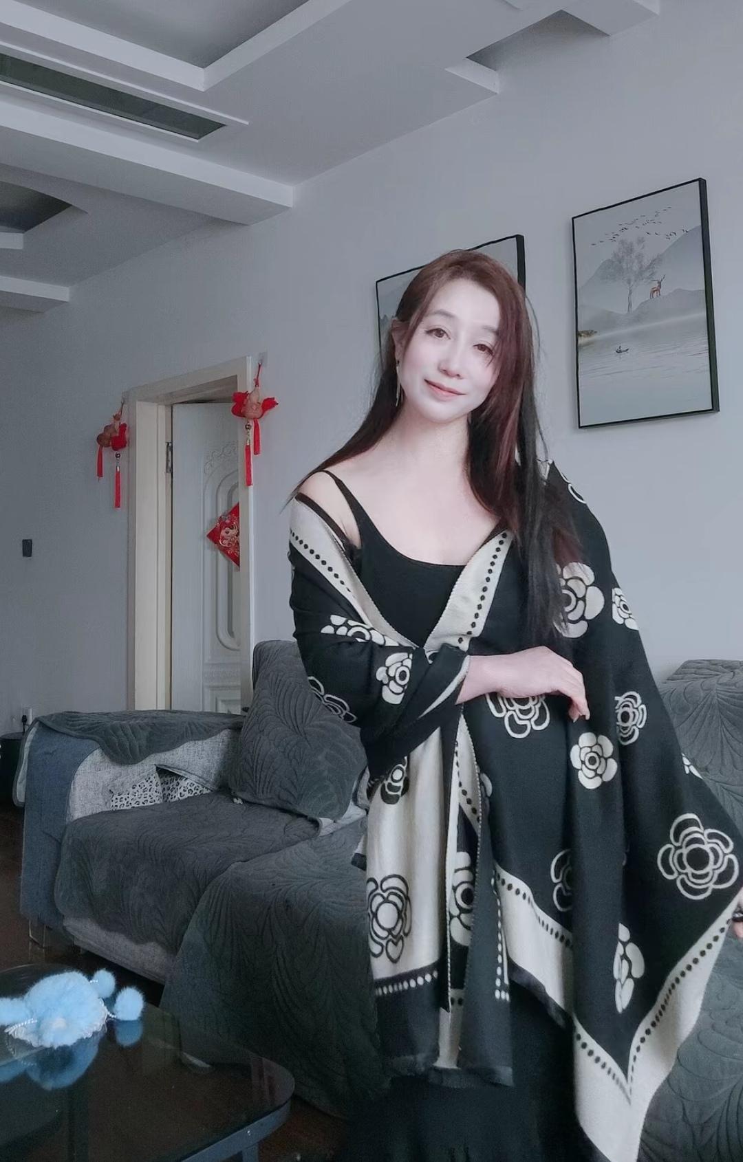 有美颜的加持，很难看出有五十岁吧！