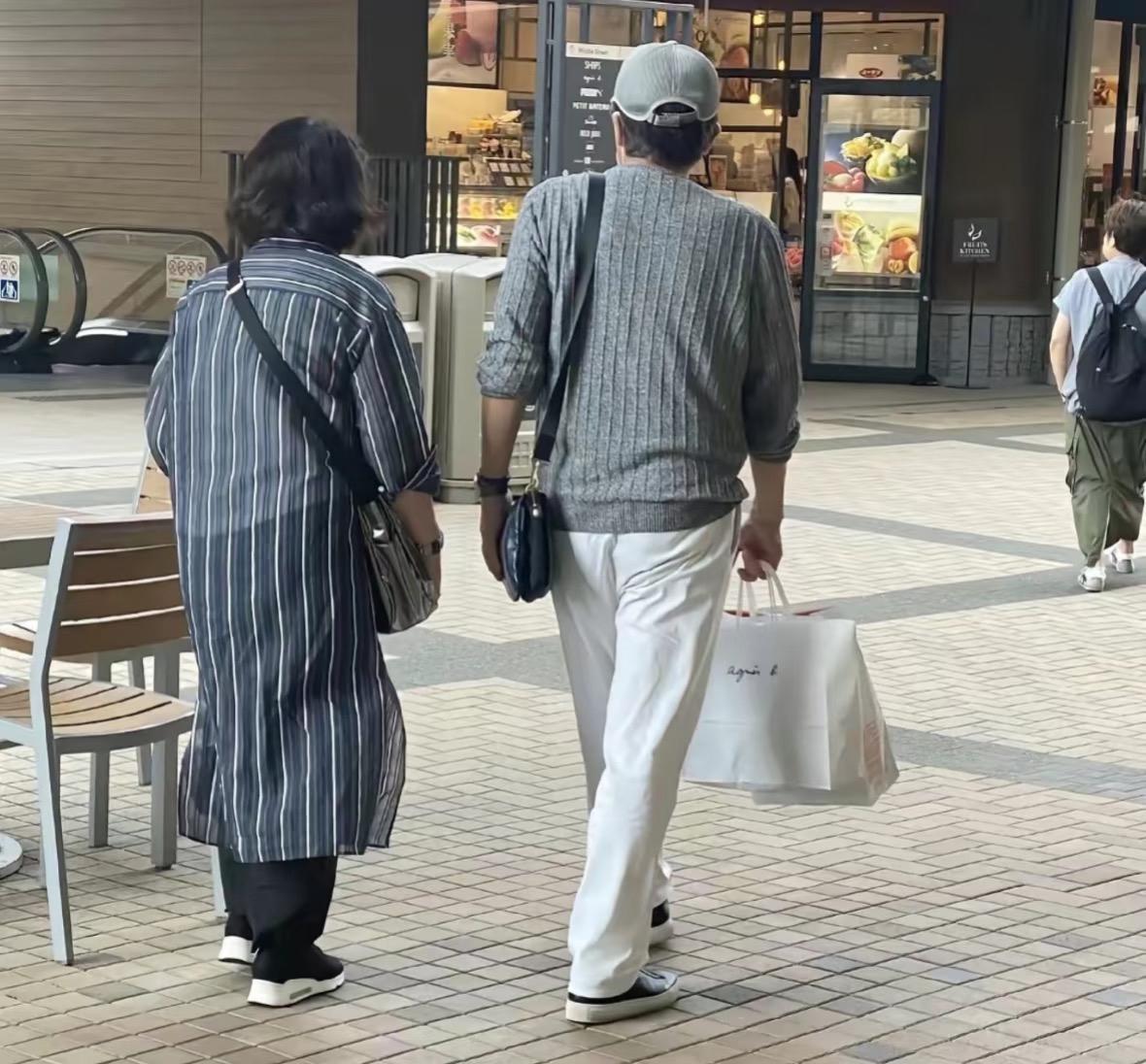 这才是真爱！山口百惠夫妇逛街被偶遇昨天在东京街头，有人遇见山口百惠和三浦友和