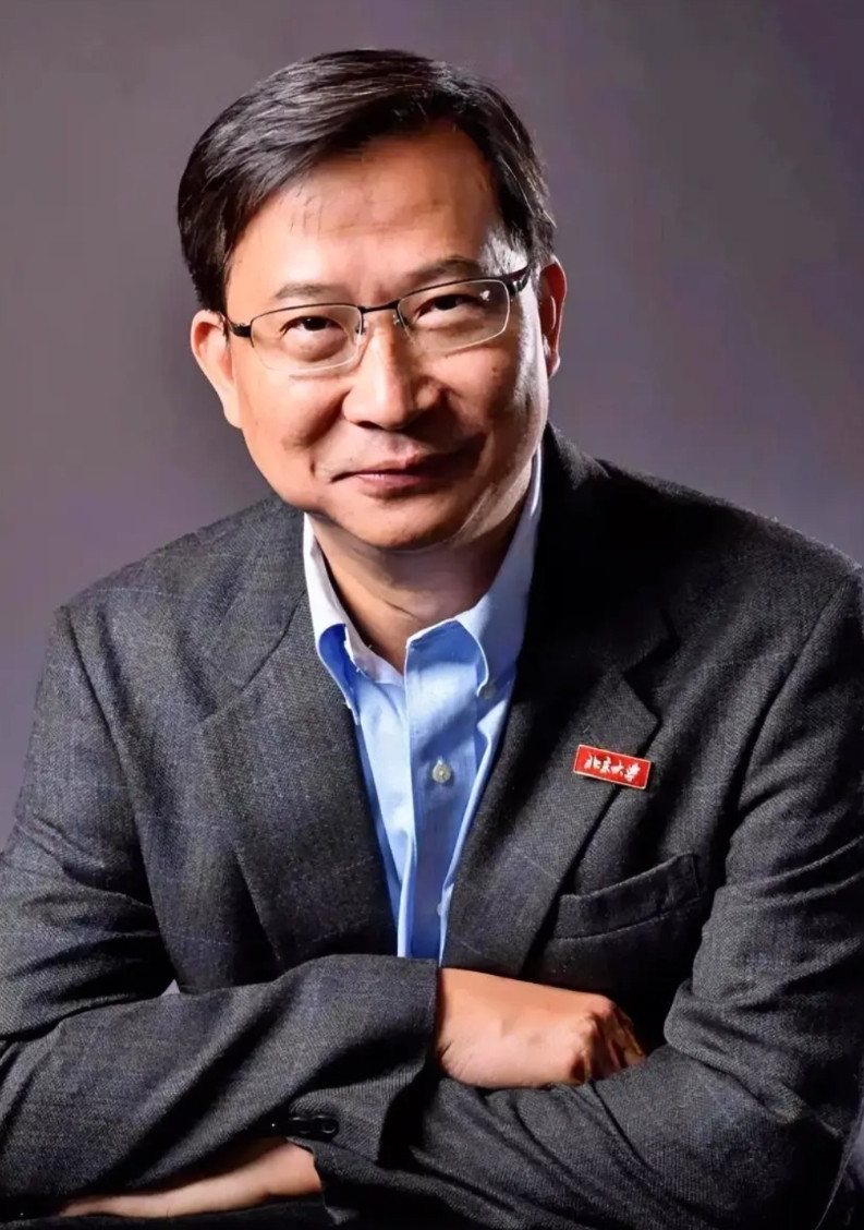 饶毅1962年生于江西南城，成长于知识分子家庭，打小就是“学霸苗子”。16岁考上