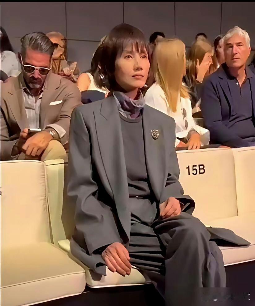 袁泉这张脸，全网络都在吵。米兰阿玛尼大秀，外网生图直接扔出来。168的个子，47公斤，眼窝凹进去，颧