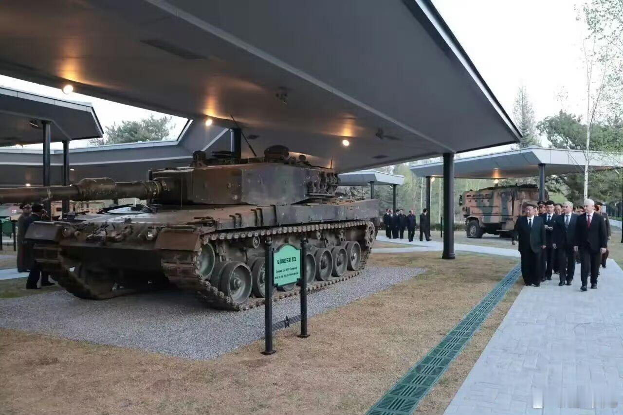 俄国人送给朝鲜的博物馆一辆德国豹2A4坦克，还有一辆法国人的AMX10RC轮式坦