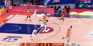 上海久事球员闫鹏飞真是宝刀未老！三节结束，上海久事在主场以84-50大比分领先吉