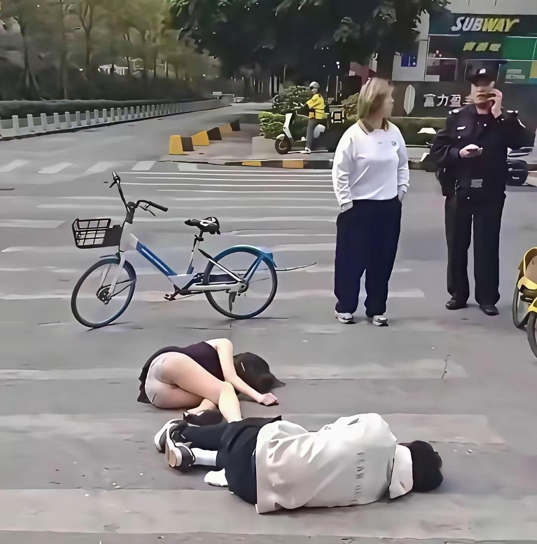 两个人犟住了，谁先起来谁就输！路上一男一女不小心发生了碰撞，结果两个人都躺在地