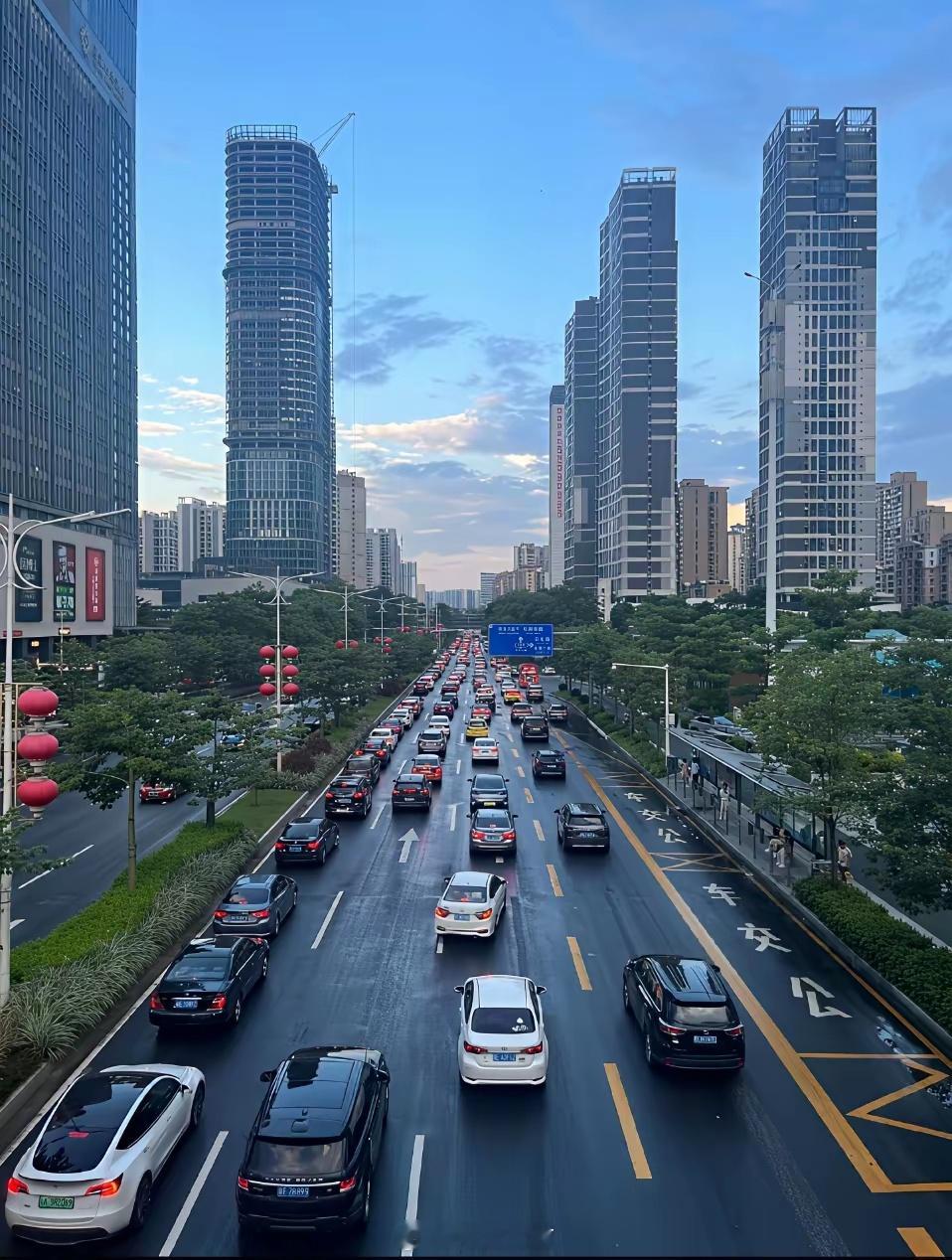 南宁城建惊艳：地铁新、街道净、高楼林立，堪比一线，远超佛山。但其GDP仅6000
