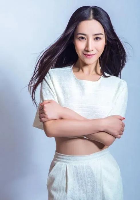 2012年，张艺谋把女演员何珺开除了，为了报复张艺谋，她举报了张艺谋超生。后来，