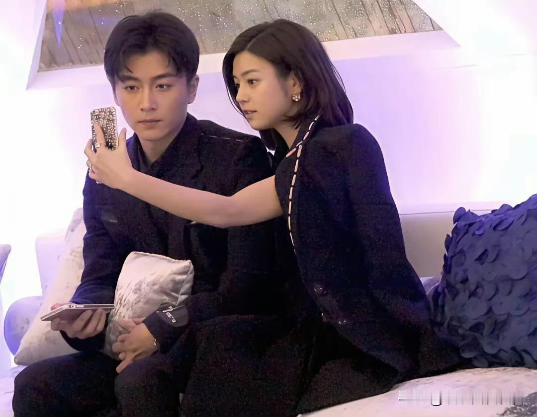 陈晓陈妍希，可惜了！曾经的陈妍希和陈晓就算是看手机也是十指紧扣的，两人还会很