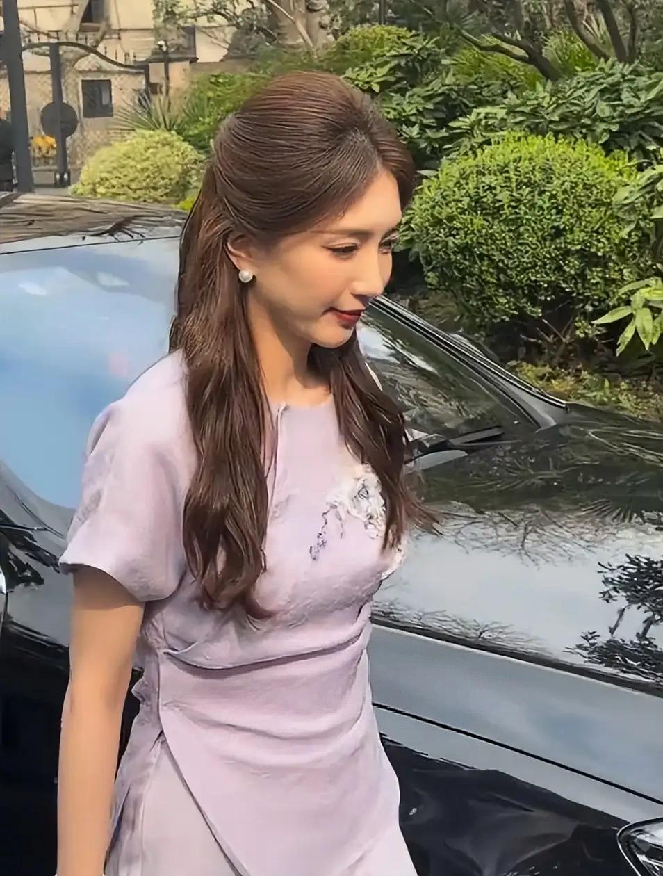 江疏影怎么就成这样了？参加活动还全程抠手，有那么不自信吗？好歹也是见识过大场面的