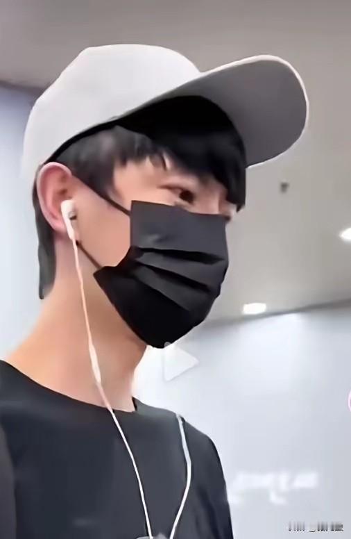 刚刷到小鱼7月新视频真的惊到了这状态跟之前比也差太多了吧，完全不是一个人啊！