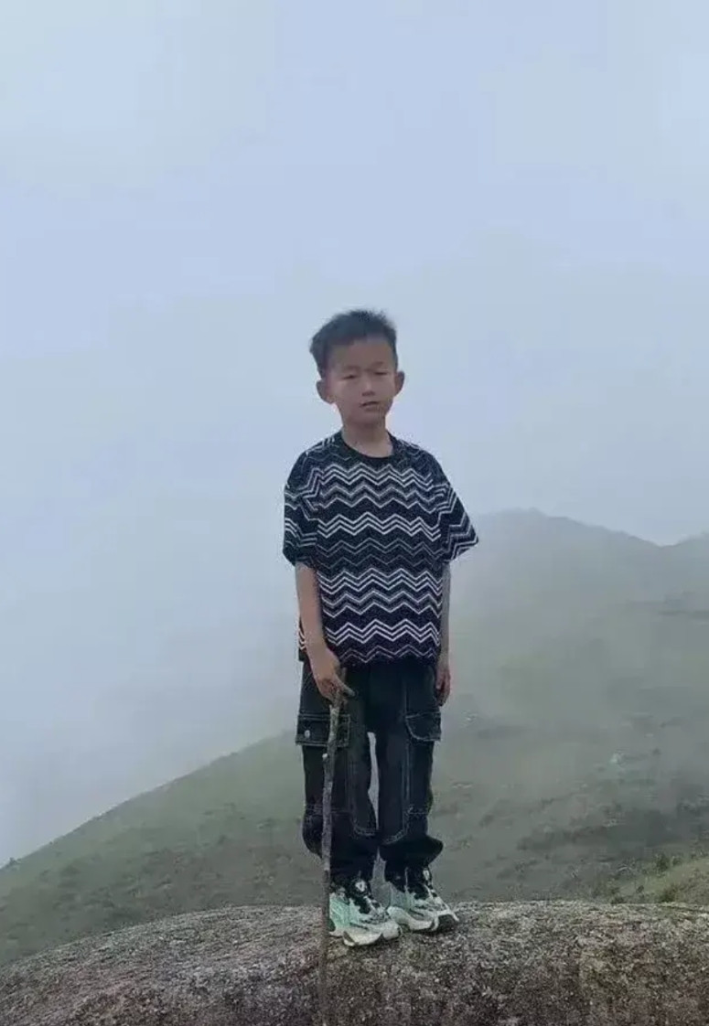 福建莆田男孩失踪10天，原来石谷解山脚下有小卖部，旁边还有个停车场！男孩邹煜