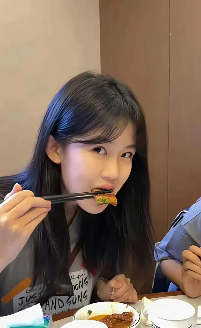 顶级的自然美看着特别舒服当然长的也很秀气这谁家闺女你们知道吗？
