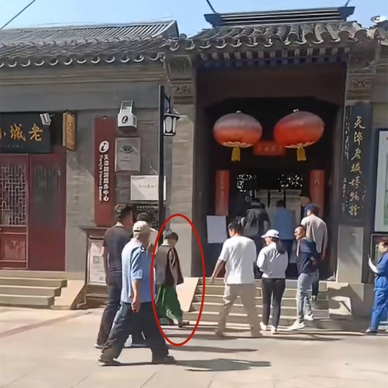 郭德纲王惠夫妇被偶遇，现身天津老城小梨园，网友猜测来考察场地了！郭德纲、王惠夫妇