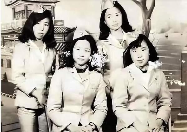 1950年，解放军在福建剿匪时，在山林中遇到了4个女学生，战士们好心为她们指路，