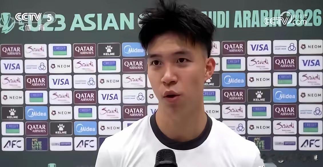 没有八块腹肌，没有C罗的肌肉爆发，胸肌几乎平坦。王玉栋又是一个被国内自媒体吹出来