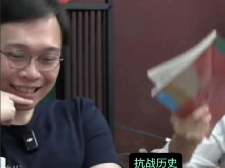 侯汉廷和“历史哥”举着大陆初中历史课本，对着国民党大声质问：“你们看看，大陆课本