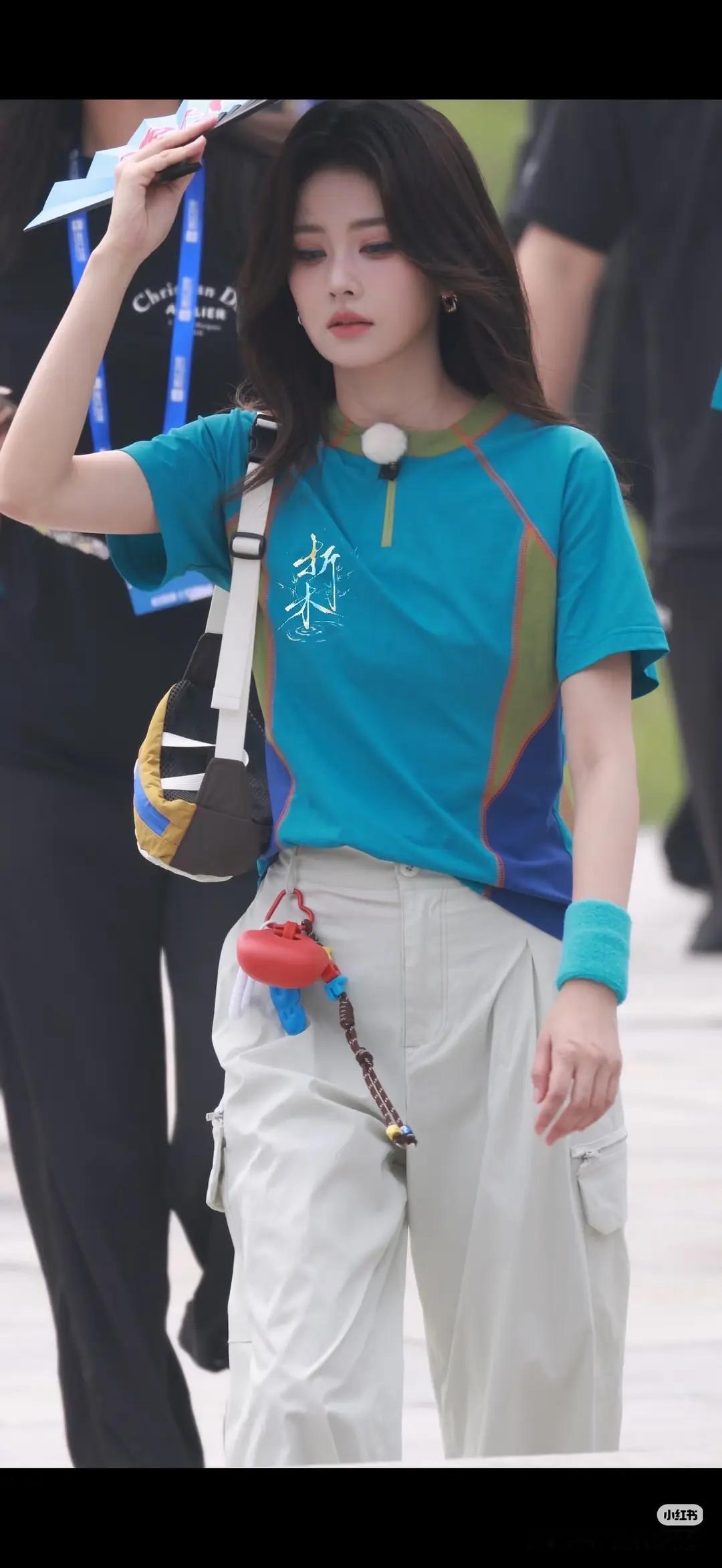 今天跑男路透白鹿这妆挺浓，这美瞳好另类