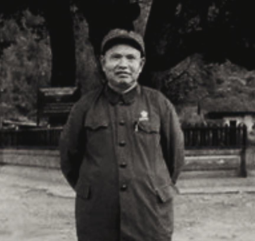 1939年，日军冲锋时，竟脱掉军装，只穿白衬衣。副团长王耀南非常疑惑，但看到战士